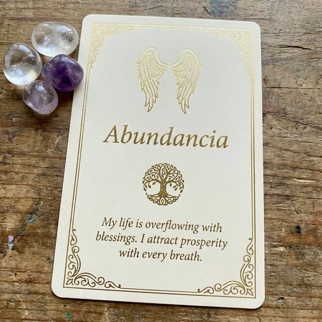 Producto flat lay con tarjetas y cristales